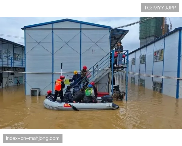 暴雨导致比赛中断，工作人员紧急处理圣西罗球场积水
