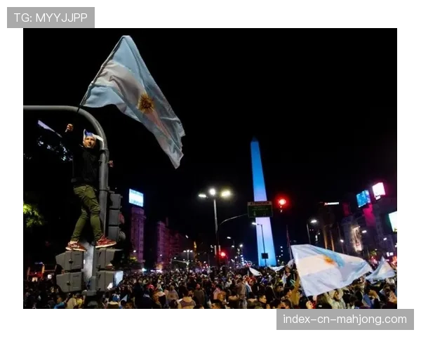 布宜诺斯艾利斯方尖碑下,数百万阿根廷人彻夜庆祝 布宜诺斯艾利斯方尖碑下,数百万阿根廷人彻夜庆祝